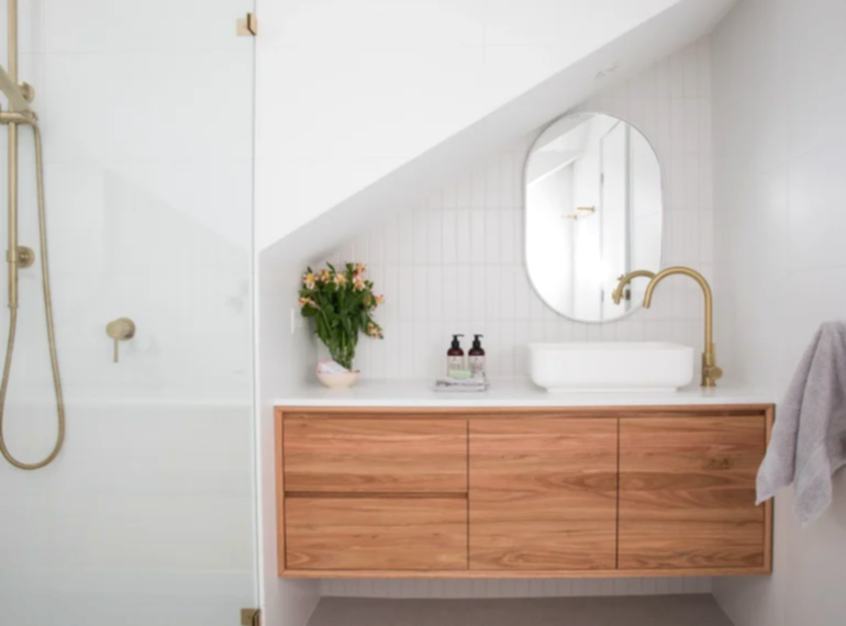 Tezgah üstü lavabo, ahşap asma banyo dolabı ve gold batarya ile modern banyo tasarımı